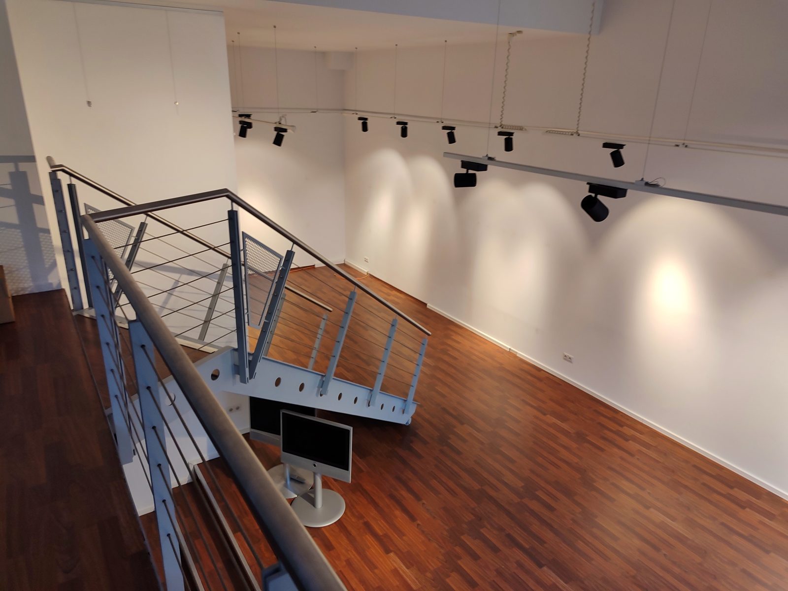 Blick von der Galerie-Ebene nach unten in den Raum